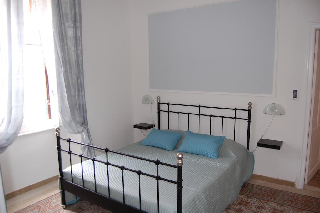 Bed and Breakfast Arena Alfieri Livorno Habitación foto